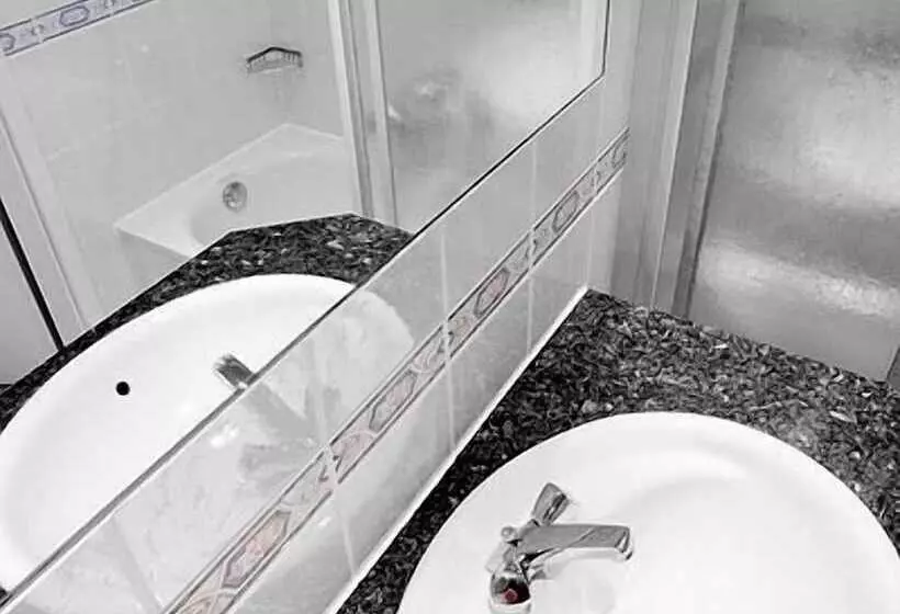 اتاق استاندارد یک نفره, Logis Hotel Restaurant Dimmer
