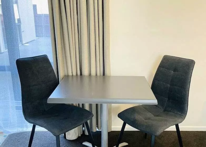 スタンダードスタジオ, 298 Westside Motor Lodge