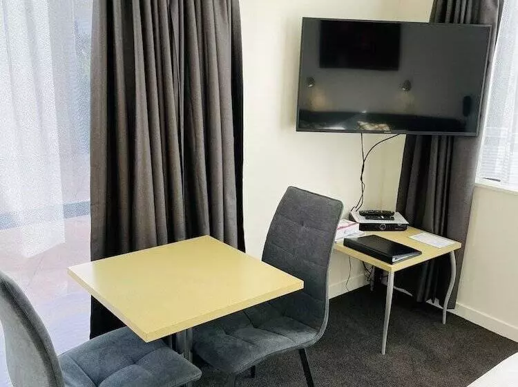 スタンダードスタジオ, 298 Westside Motor Lodge