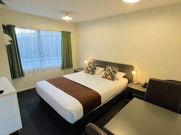 Студия Стандарт, 298 Westside Motor Lodge