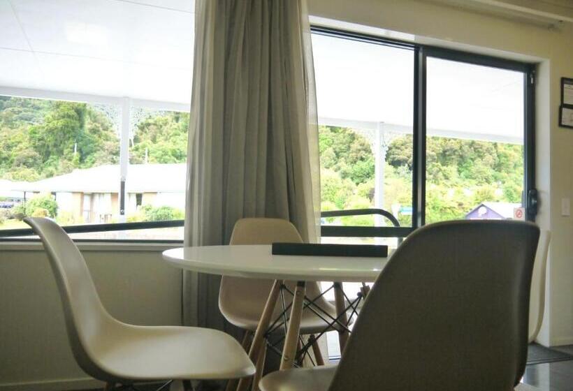 شقة غرفة واحدة, The Terrace