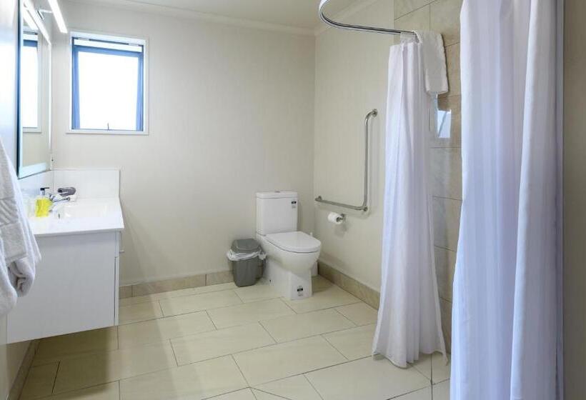 شقة غرفة واحدة, The Terrace