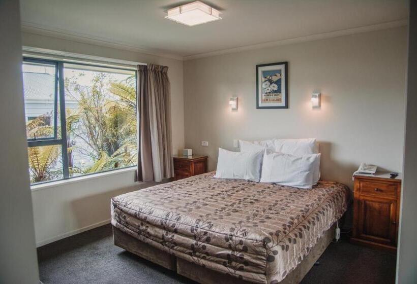 شقة غرفة واحدة, The Terrace