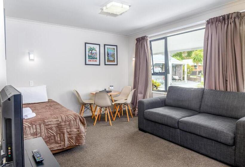 شقة غرفة واحدة, The Terrace