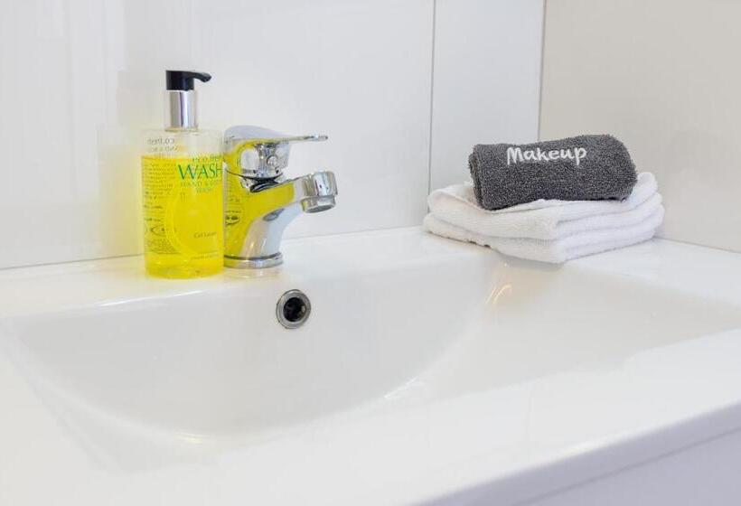 شقة غرفتين, The Terrace