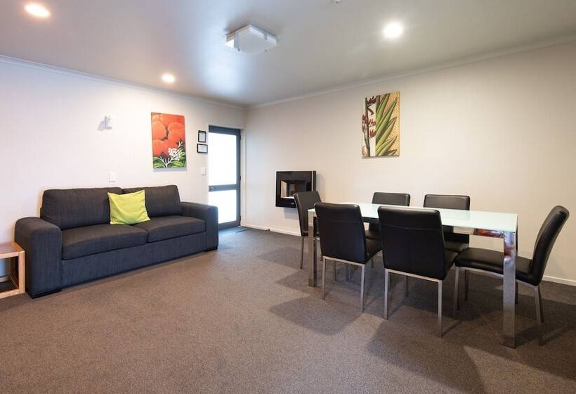 شقة غرفتين, The Terrace