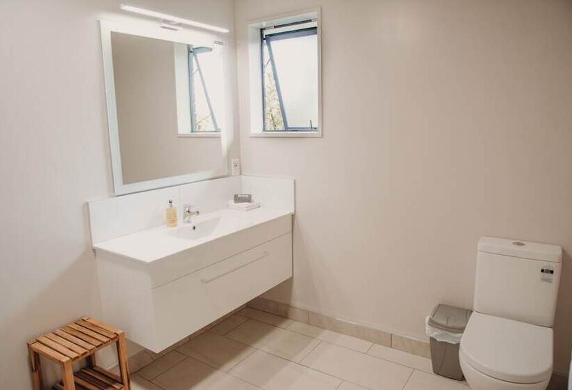 شقة غرفة واحدة, The Terrace