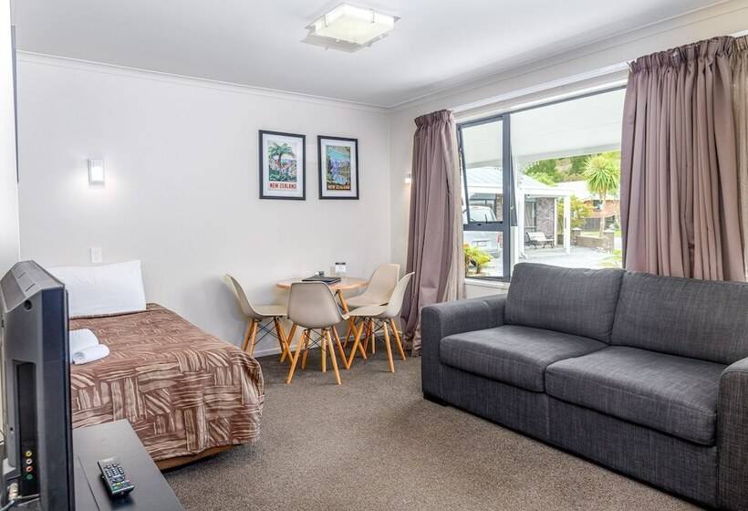 شقة غرفة واحدة, The Terrace