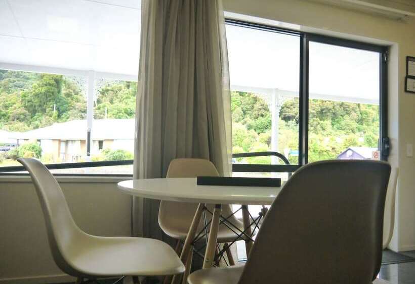 شقة غرفة واحدة, The Terrace