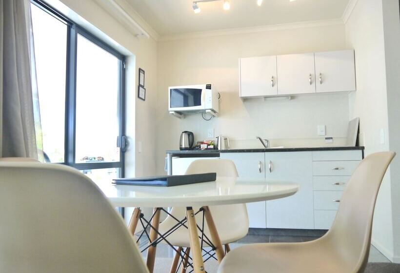 شقة غرفة واحدة, The Terrace