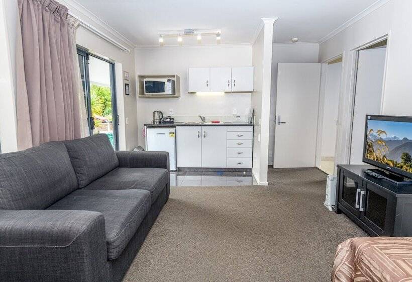 شقة غرفة واحدة, The Terrace