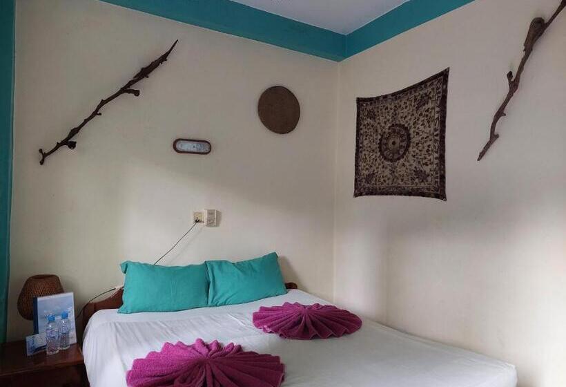 اتاق ساده سه نفره, Auberge De La Plage