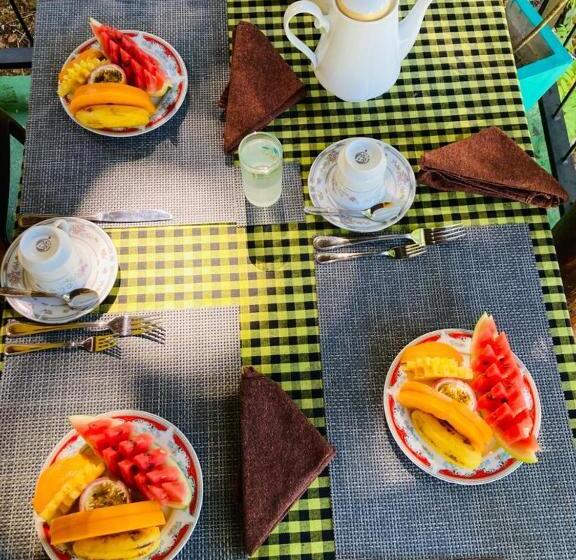 חדר משפחתי, Silent Nest