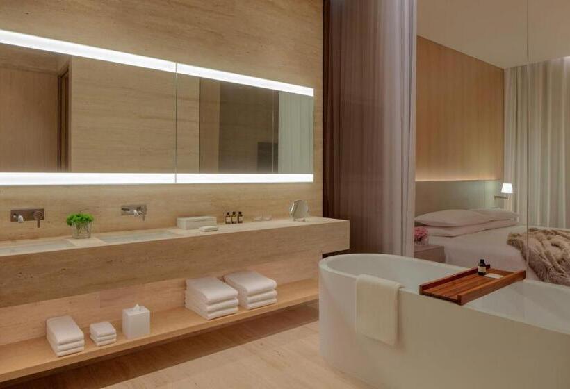 Deluxe Suite King Bed, The Dubai Edition