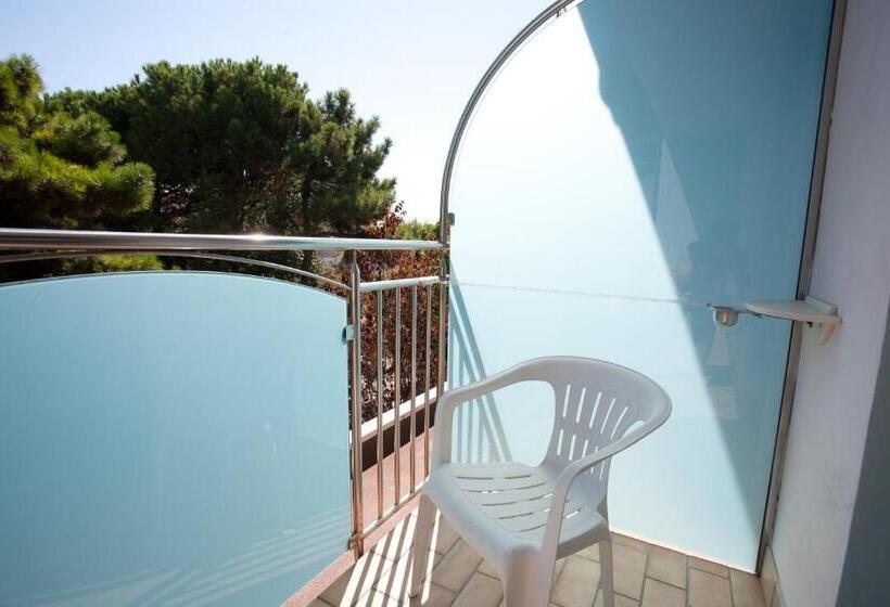 패밀리 룸, Atlantic