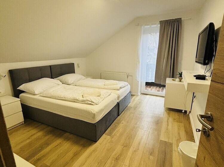 اتاق استاندارد سه تخته با بالکن, Boutique Hotel Pohorje