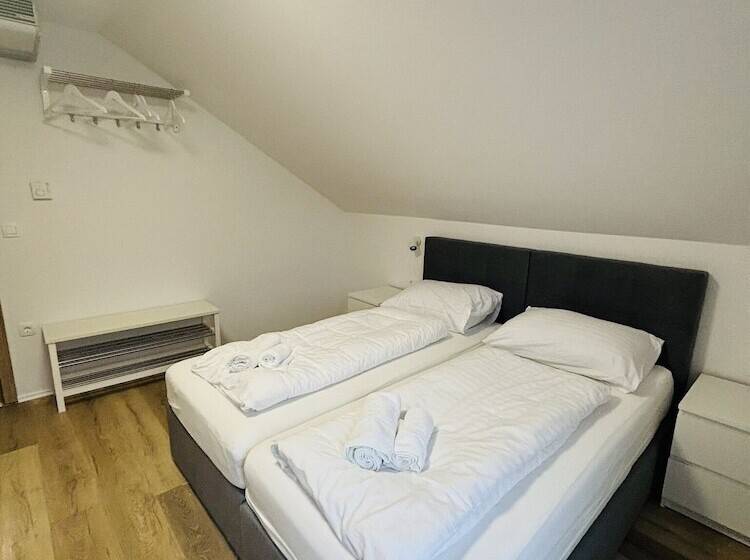 اتاق استاندارد سه تخته با بالکن, Boutique Hotel Pohorje