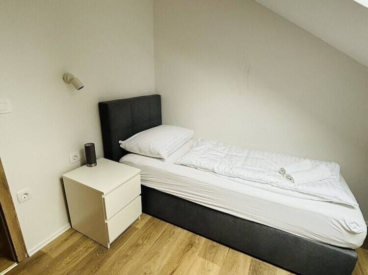 اتاق استاندارد سه تخته با بالکن, Boutique Hotel Pohorje