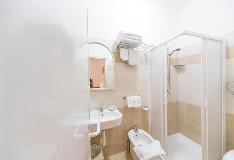 اتاق استاندارد سه نفره, Ciccio