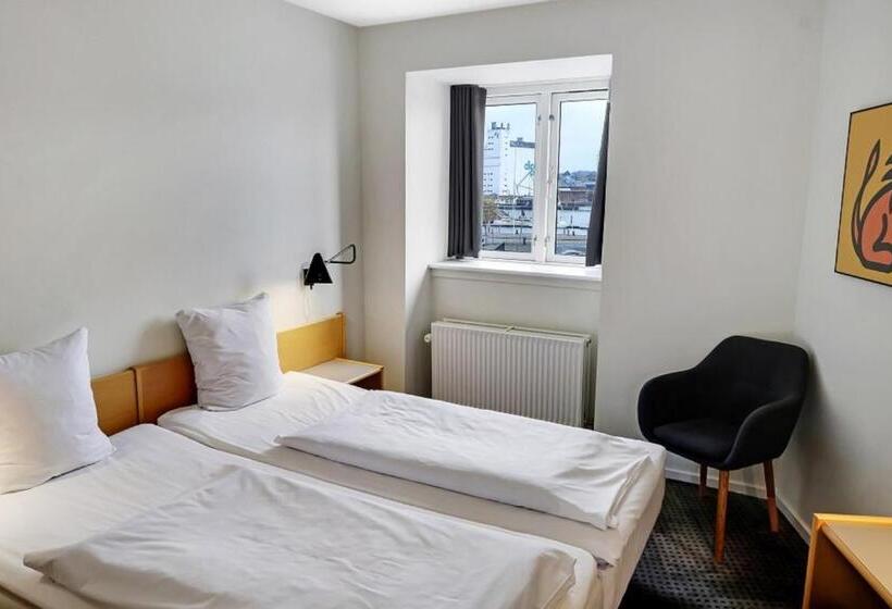 غرفة أساسية, Garni