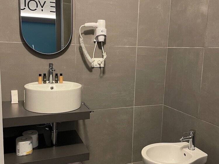 غرفة قياسية ثلاثية, Iris