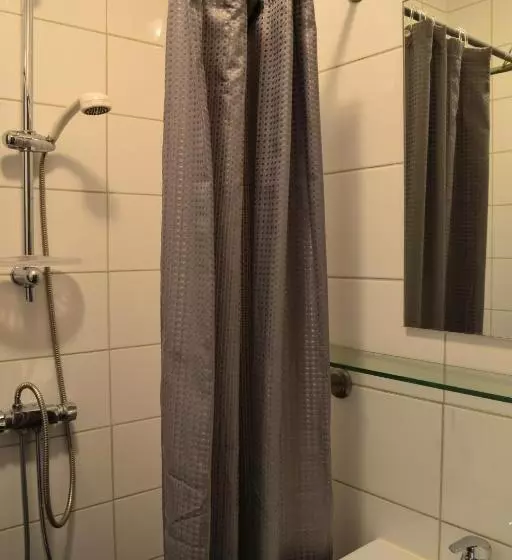 Standard Kolmen Hengen Huone, L Skinnargården