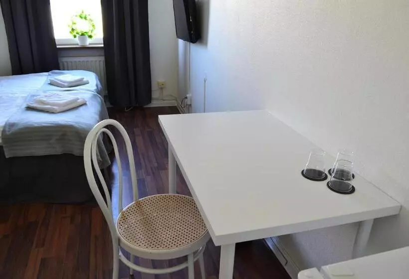 Standard Kolmen Hengen Huone, L Skinnargården