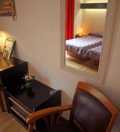 חדר סטנדרט יחיד, Logis Hotel Restaurant Auberge Du Peras