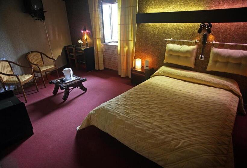 Номер Стандарт, Logis Hotel Restaurant Auberge Du Peras