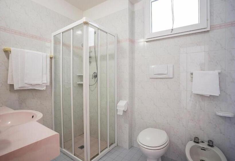 اتاق سه نفره دلوکس با چشمانداز دریا, Nobel