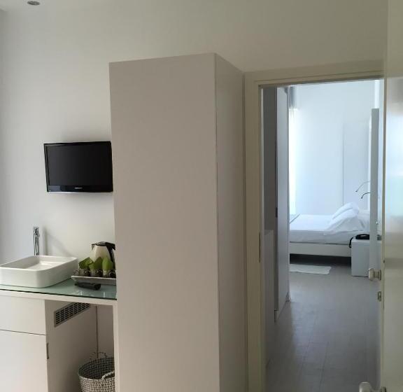 سوییت با چشمانداز دریا, Nobel