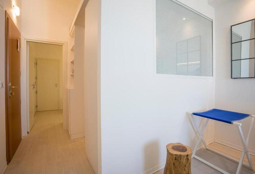 سوییت با چشمانداز دریا, Nobel