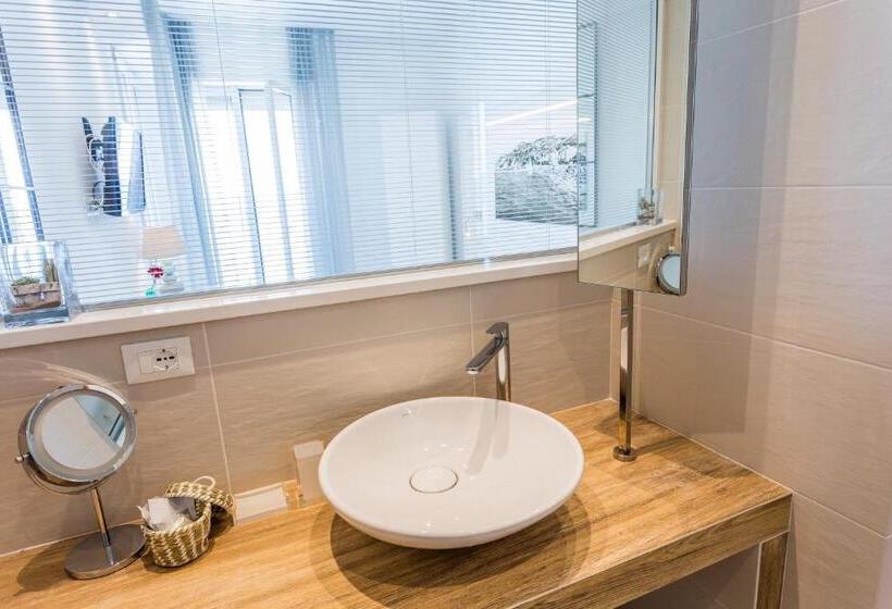 سوییت با چشمانداز دریا, Nobel