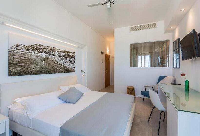 سوییت با چشمانداز دریا, Nobel