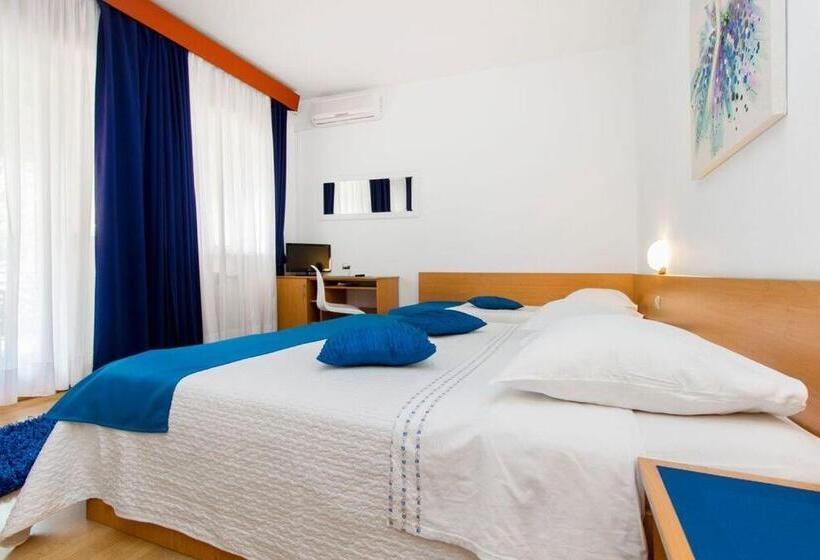 חדר סטנדרט לשלושה עם מרפסת, Pansion Zlatna Ribica