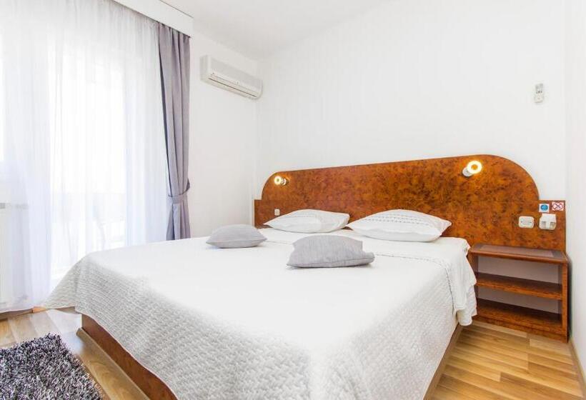 דירת חדר נוף לגינה, Pansion Zlatna Ribica