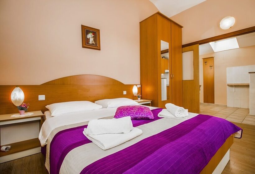 חדר סטנדרט לשלושה עם מרפסת, Pansion Zlatna Ribica