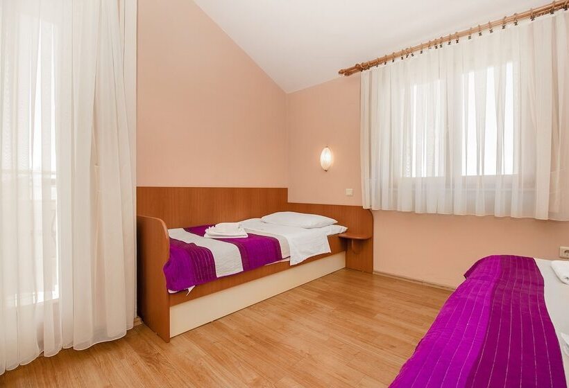 חדר סטנדרט לשלושה עם מרפסת, Pansion Zlatna Ribica