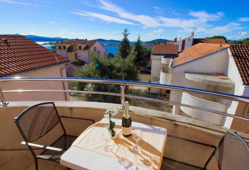 חדר סטנדרט לשלושה עם מרפסת, Pansion Zlatna Ribica