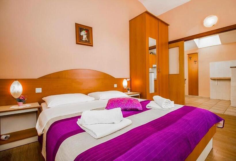 חדר סטנדרט לשלושה עם מרפסת, Pansion Zlatna Ribica