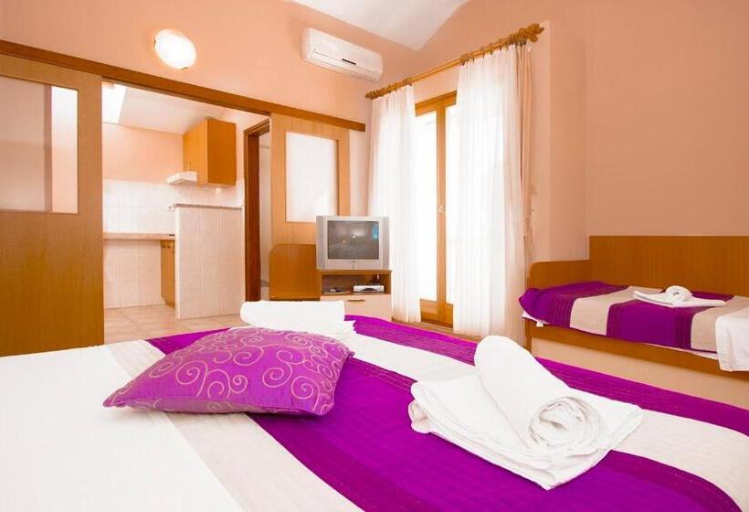 חדר סטנדרט לשלושה עם מרפסת, Pansion Zlatna Ribica