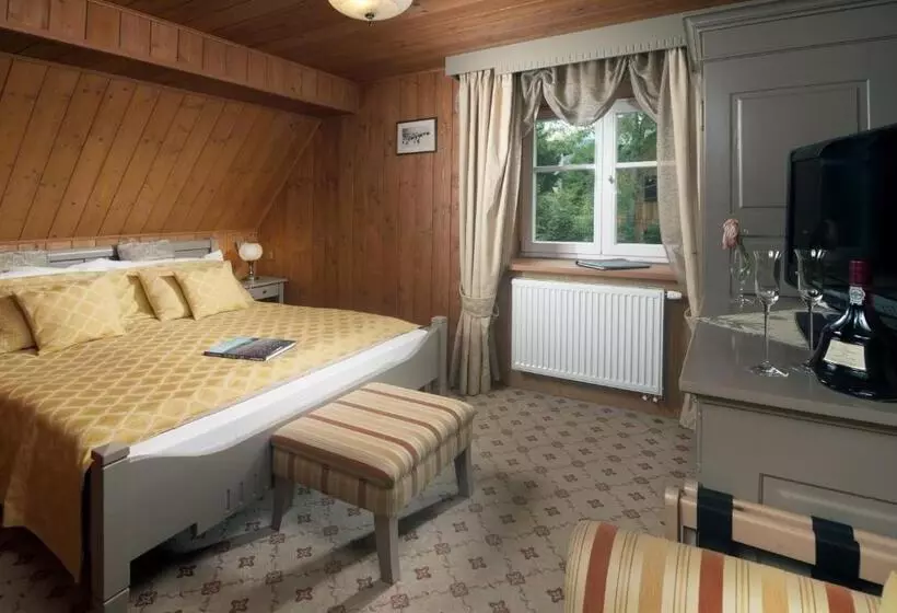 Standard Yhden Hengen Huone, Pod Jasany