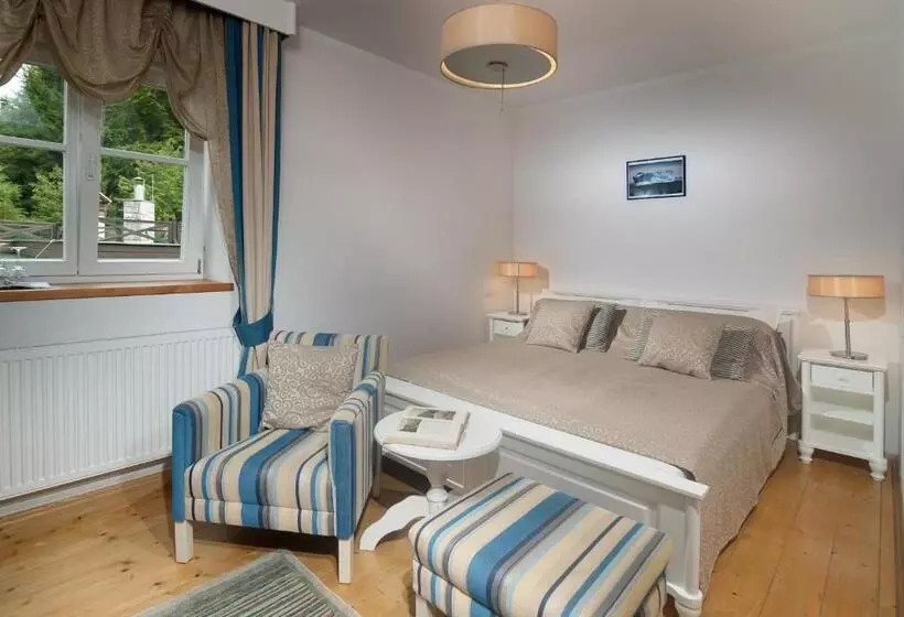 Standard Yhden Hengen Huone, Pod Jasany