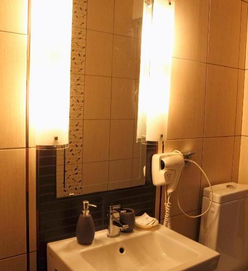 标准三人间, Premier