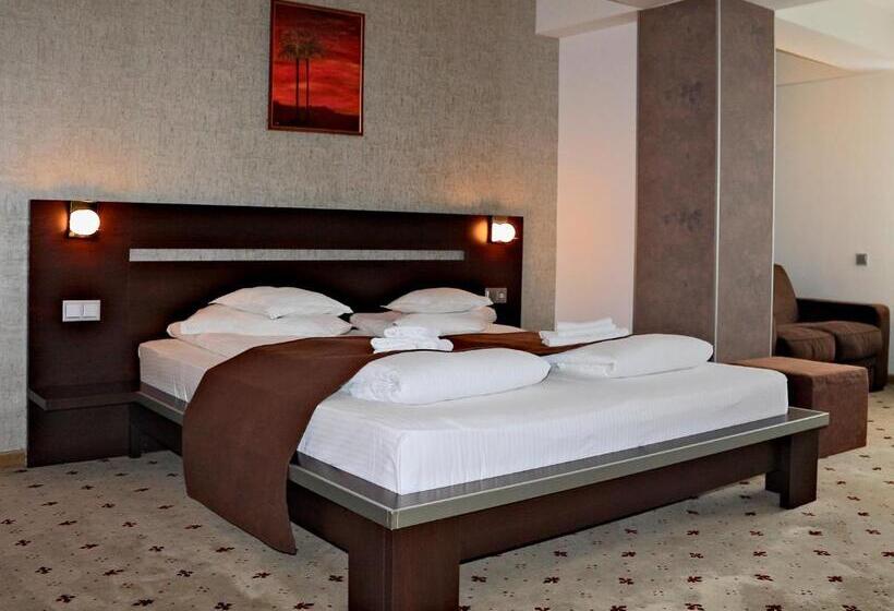 标准三人间, Premier