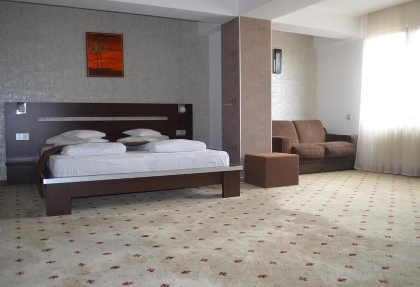 标准三人间, Premier