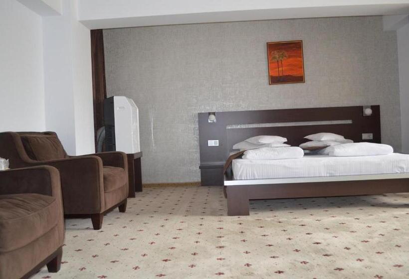 标准三人间, Premier