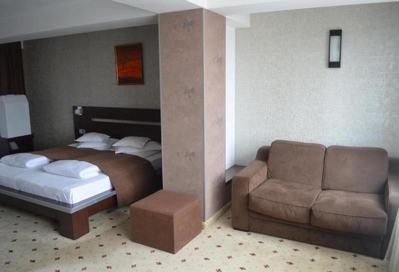 标准三人间, Premier