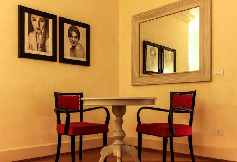 スタンダードトリプルルーム, Siri