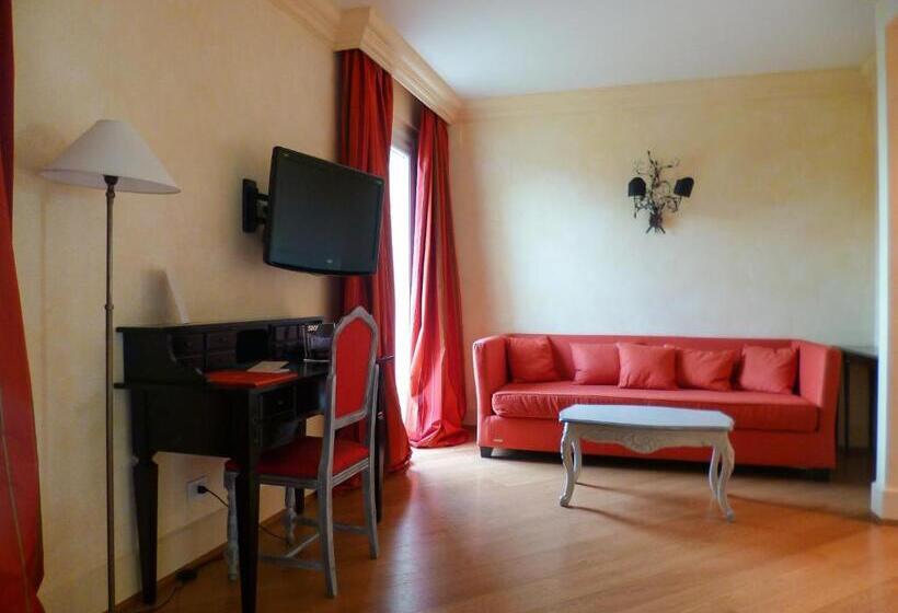 スタンダードトリプルルーム, Siri